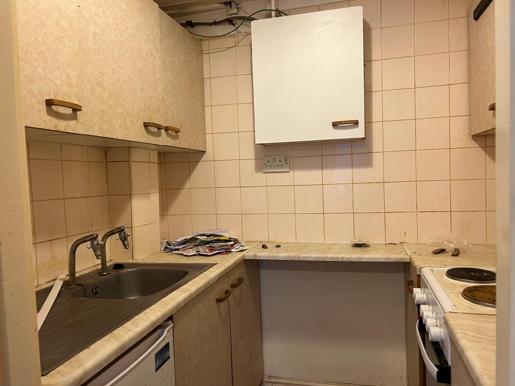Lot: 32 - ONE BEDROOM APARTMENT FOR INVESTMENT - Compact Kitchen with kitchen appliances